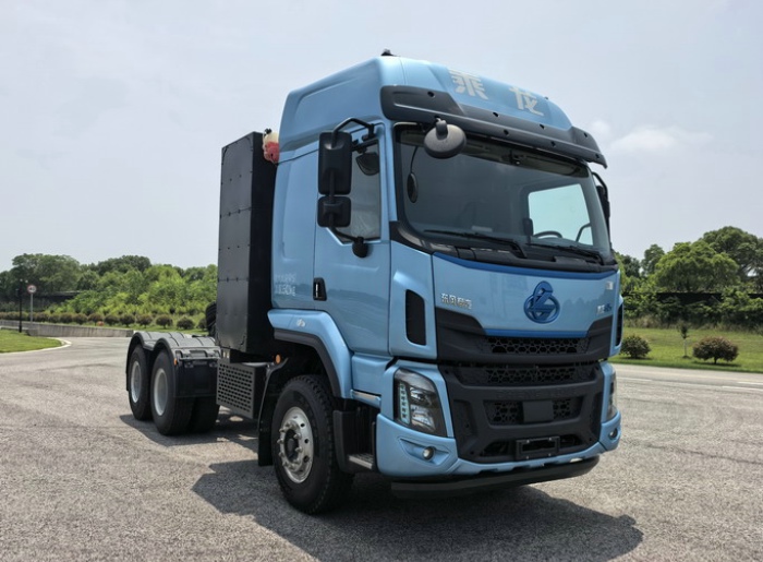 乘龍換電式純電動半掛牽引車2.jpg