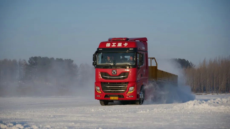 徐工漢風(fēng)P9牽引車油耗智能控制系統(tǒng)基于ADASIS地圖結(jié)合整車信息、巡航算法及控制策略實現(xiàn)預(yù)見性巡航（PCC），在駕乘過程中猶如智能領(lǐng)航員助您降低油耗。節(jié)油有方，創(chuàng)富無憂。
